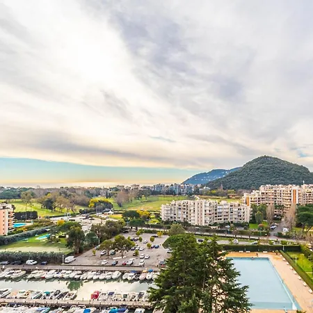 아파트 Marina Golf
